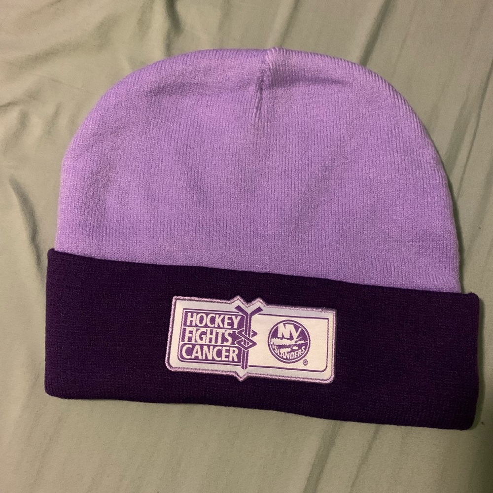 NWOT Islanders Hockey fights cancer beanie